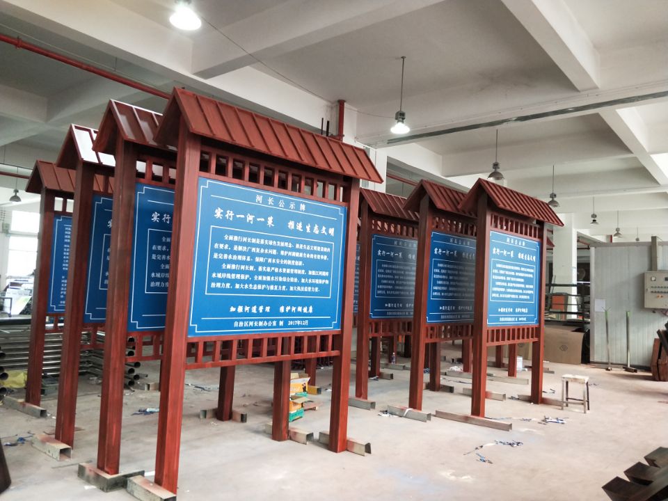 不銹鋼宣傳欄圖案美觀，色彩飽滿——【巨匠標(biāo)識(shí)，標(biāo)識(shí)制作廠家】